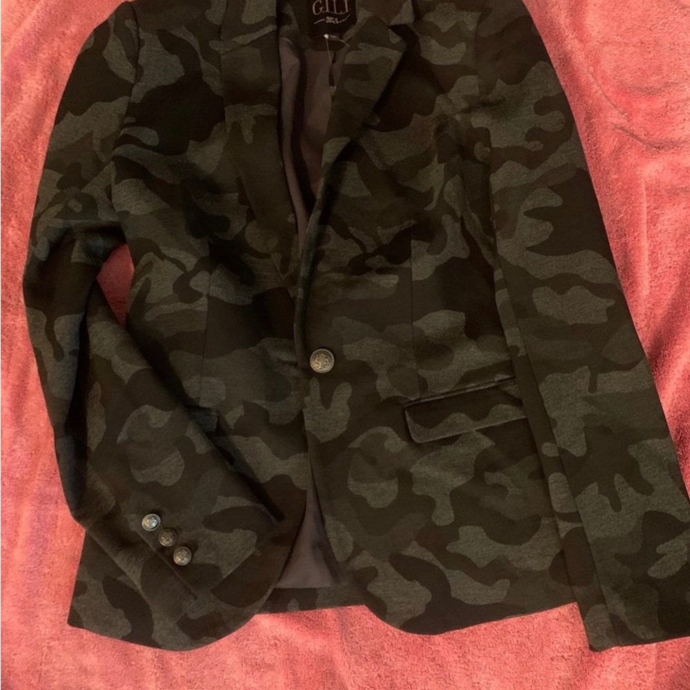 Brand new G.I.L.I (Got It Love It) blazer. Never worn. Size 6